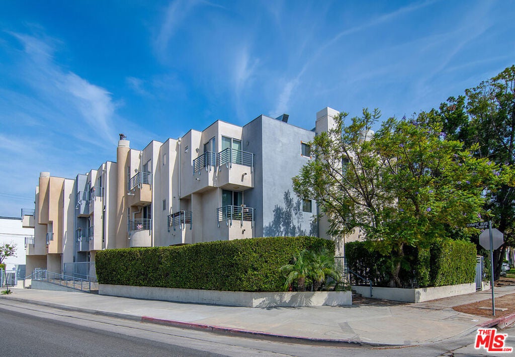 5601 W Olympic Boulevard 301 — photo