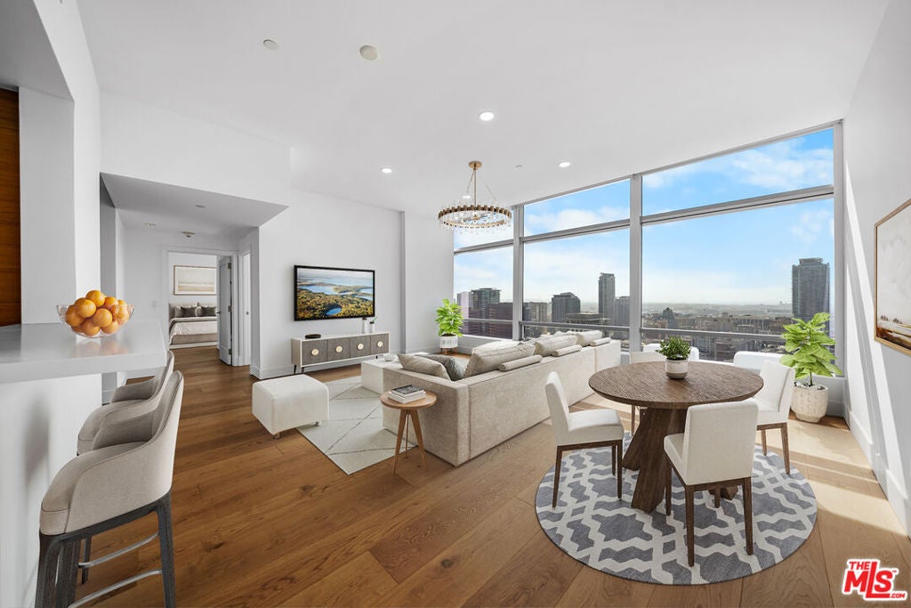 900 W Olympic Boulevard 32I — photo