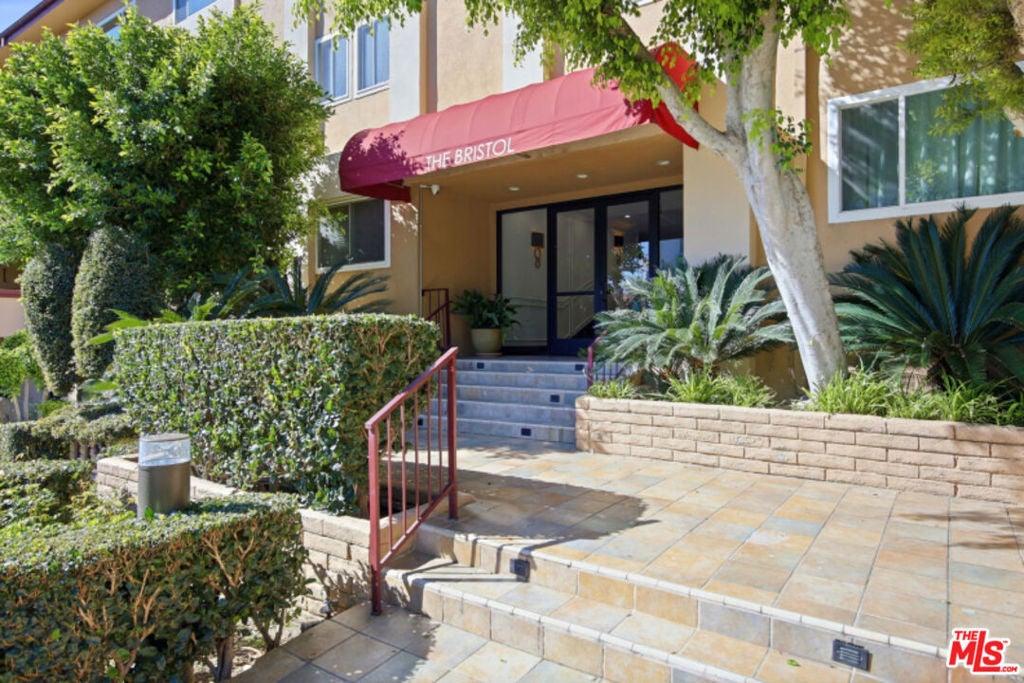 1121 N Olive Drive 302 — photo
