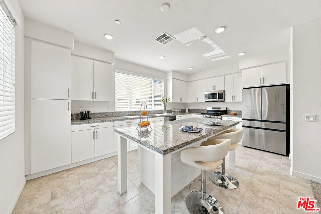 14168 Bay Street — photo