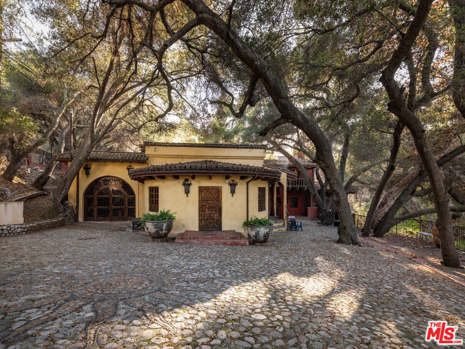 1135 N Topanga Canyon Boulevard — photo