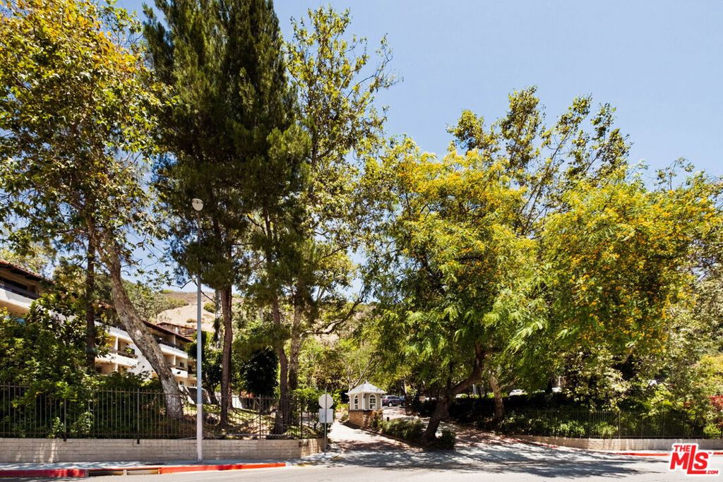 2700 Cahuenga Boulevard 4303 — photo