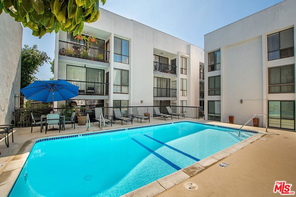 906 N Doheny Drive 510 — photo