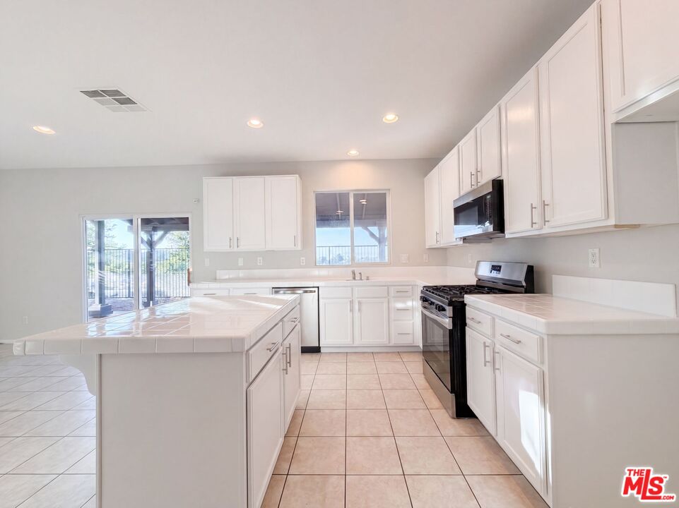 2423 Carolyn Drive — photo