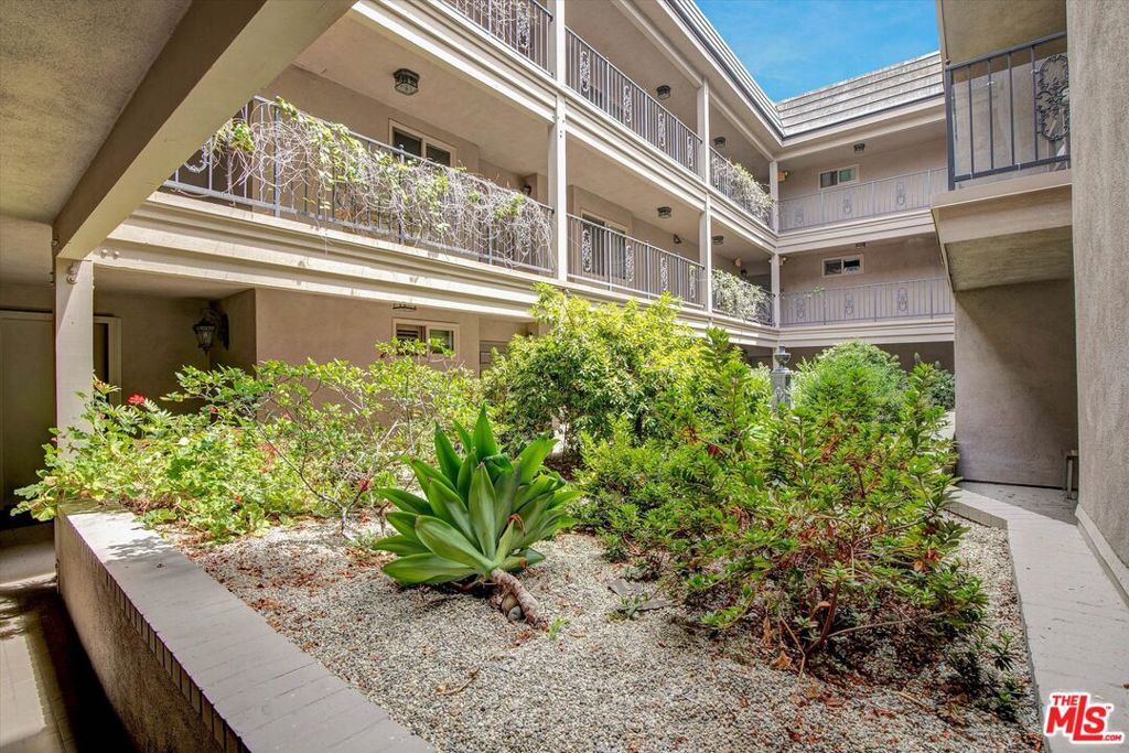 439 N Doheny Drive 204 — photo
