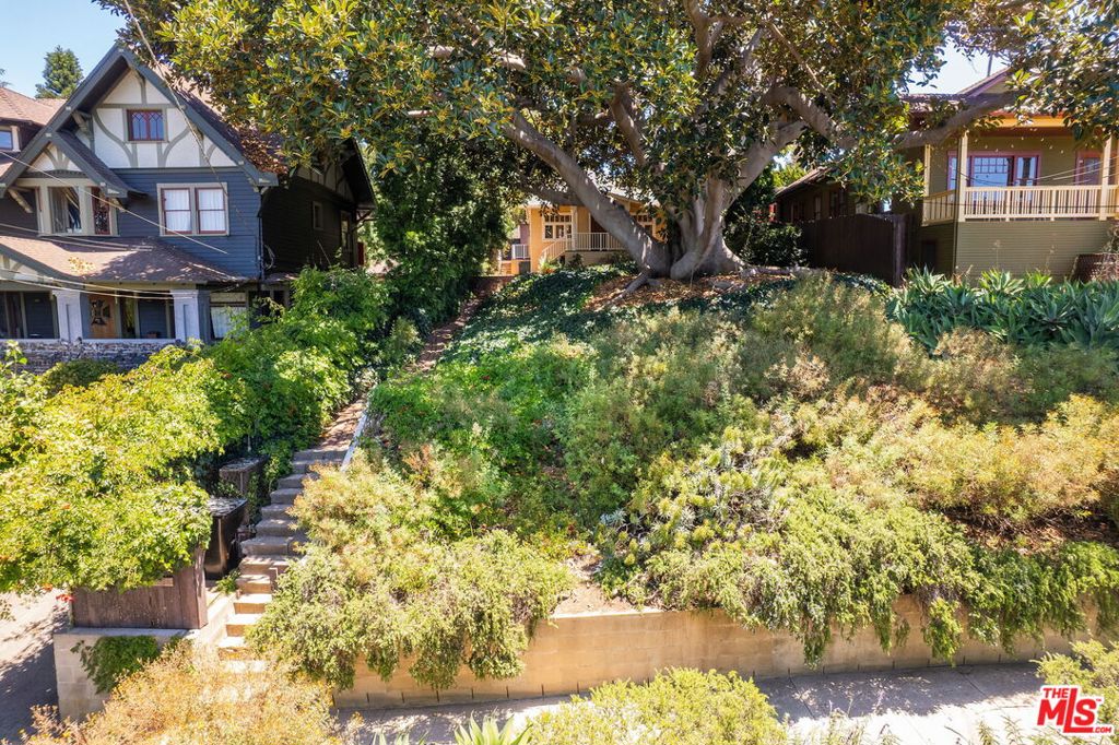 1336 Edgecliffe Drive — photo