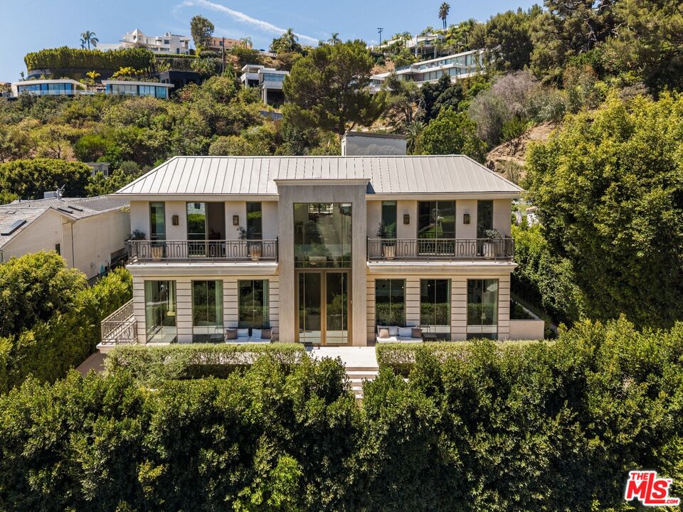 1395 N Doheny Dr — photo