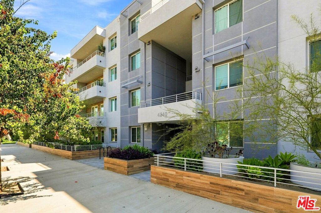 4240 Laurel Canyon Boulevard 305 — photo