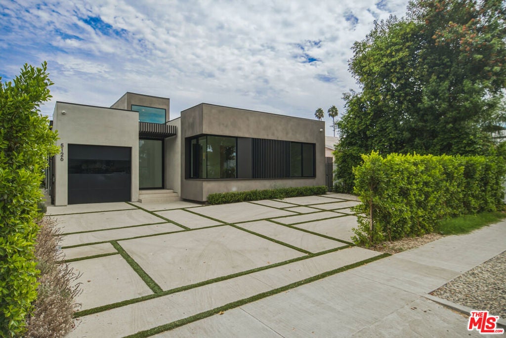 5126 Lindley Avenue — photo