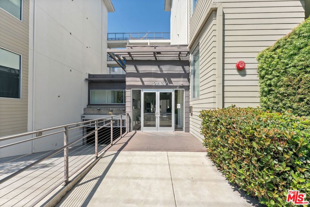 12837 Moorpark Street 313 — photo