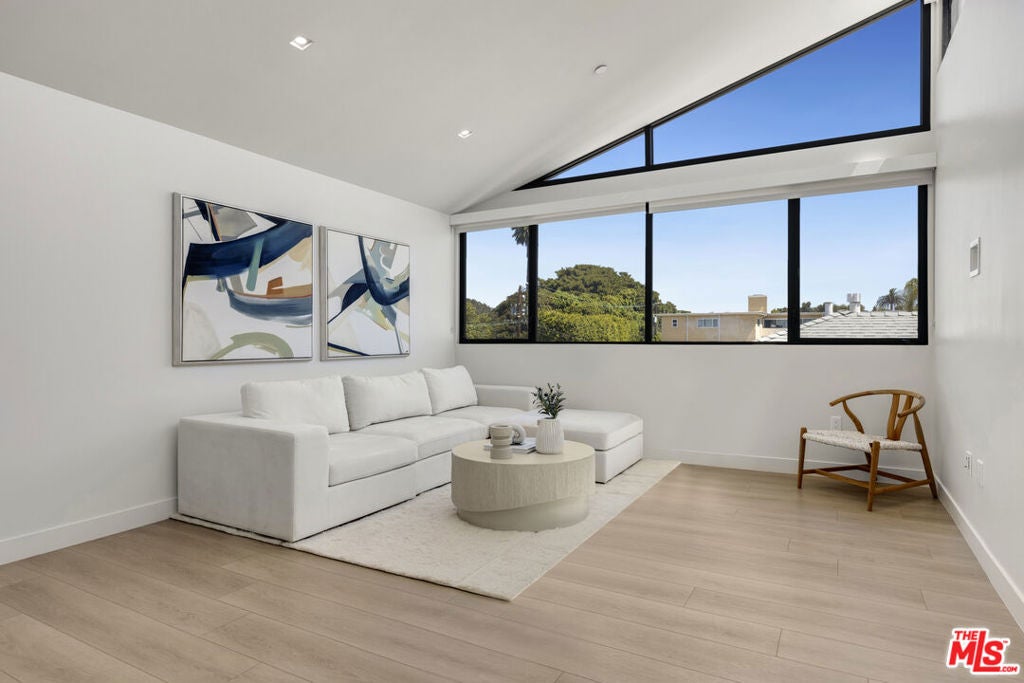 153 San Vicente Boulevard 4H — photo