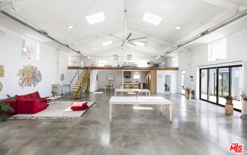 3475 Union Pacific Avenue — photo