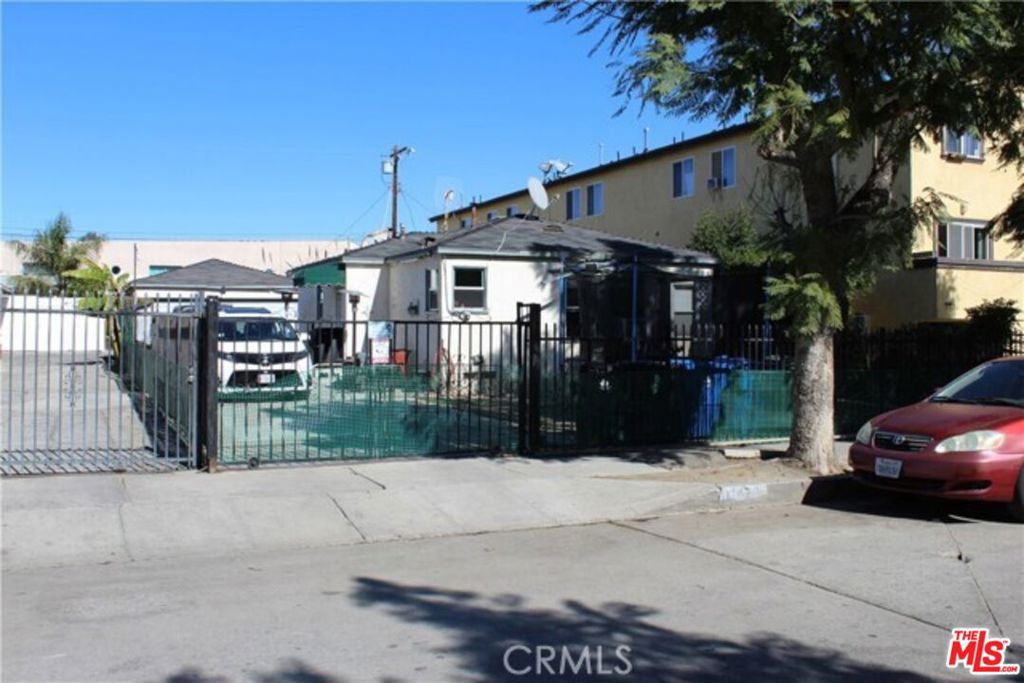 11429 Emelita Street — photo