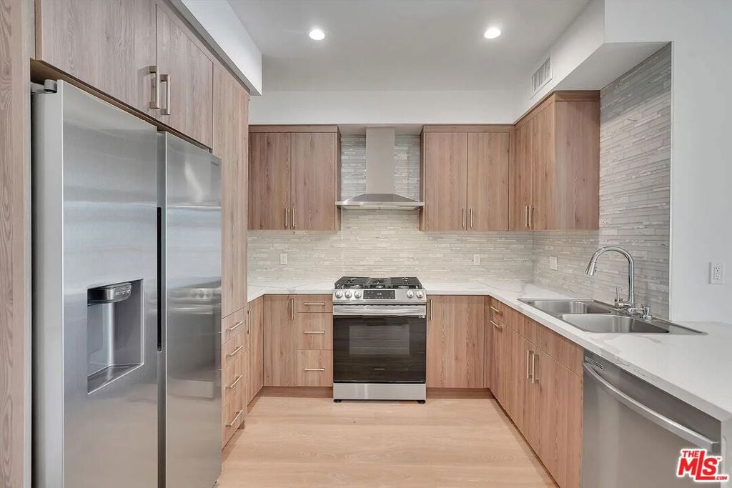 14419 Riverside Drive 306a — photo