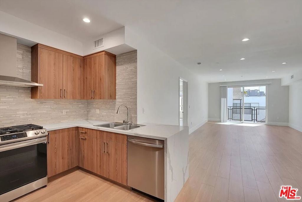 14419 Riverside Drive 203 — photo