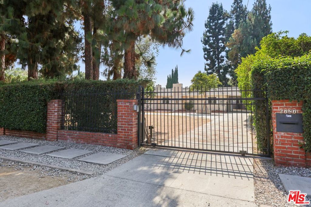 6727 Orion Avenue — photo