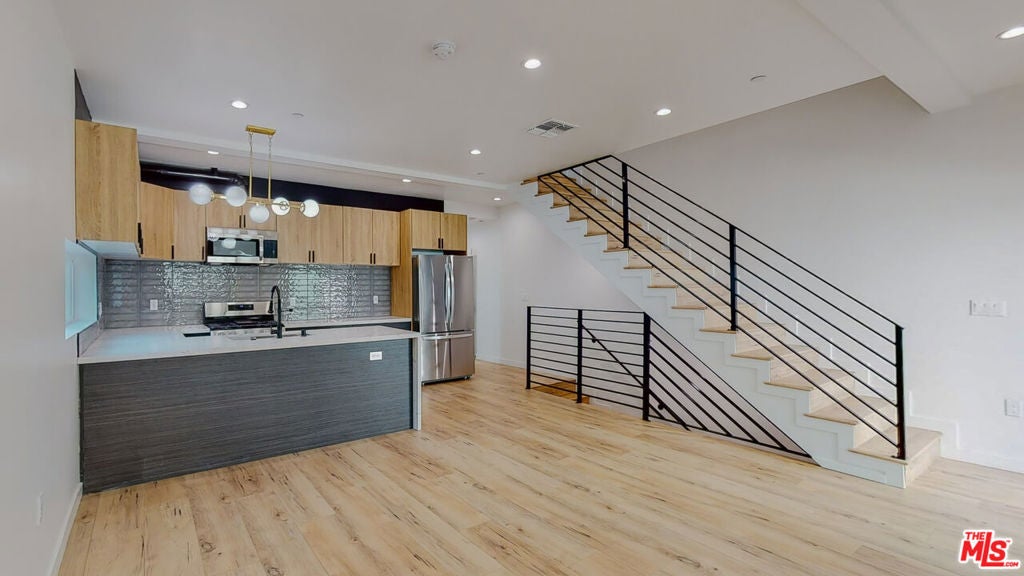 16012 Cantlay Street 1/2 — photo