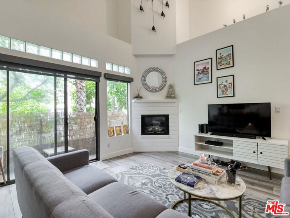 4477 Woodman Avenue 304 — photo