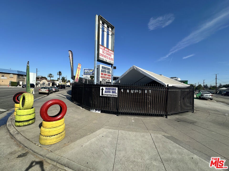 10505 Victory Boulevard — photo