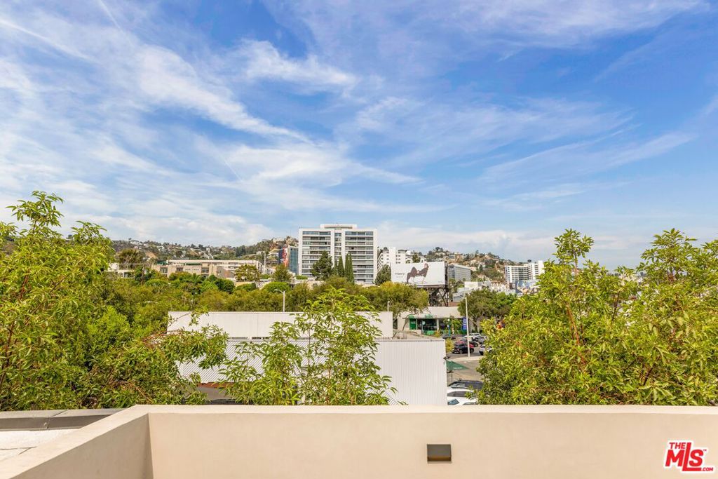 914 N West Knoll Drive — photo