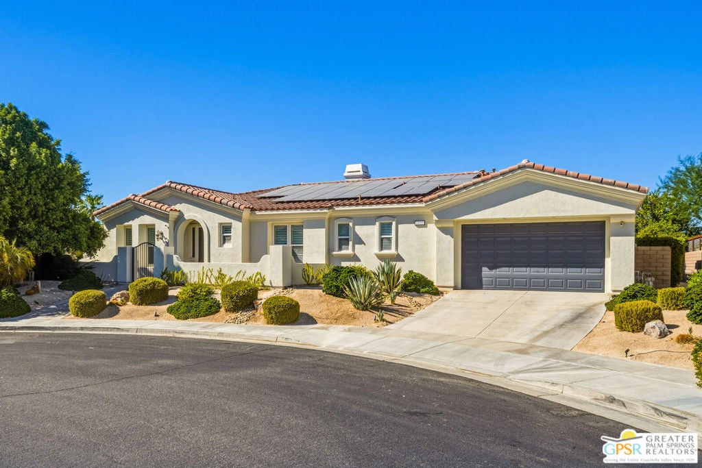 1420 Olga Way — photo