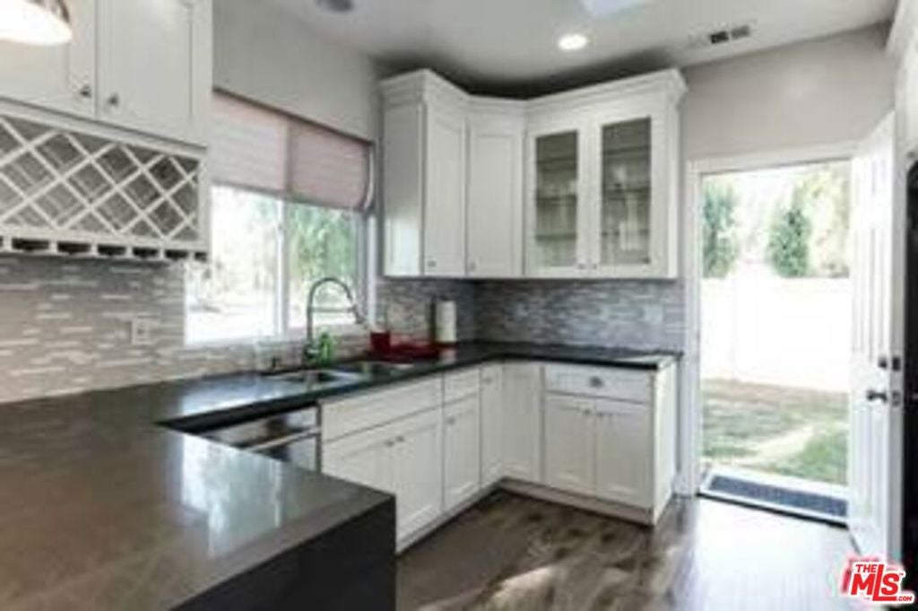 16001 Wyandotte Street — photo