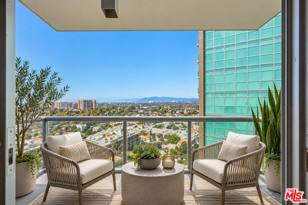 13700 Marina Pointe Dr 1411 — photo