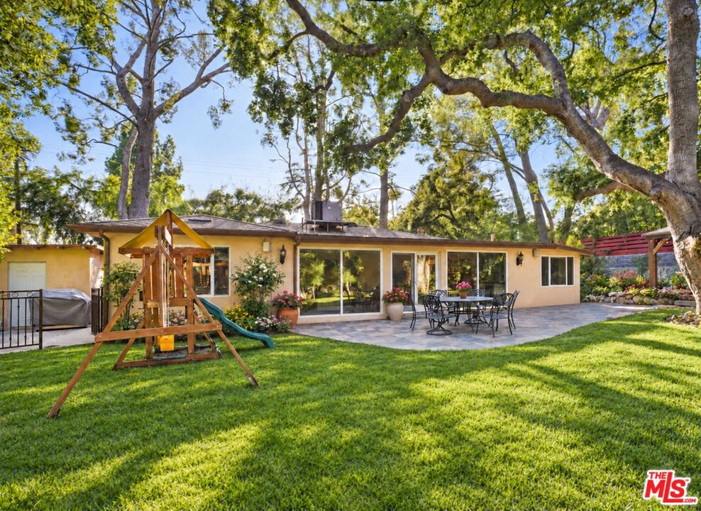 2452 N Altadena Drive — photo
