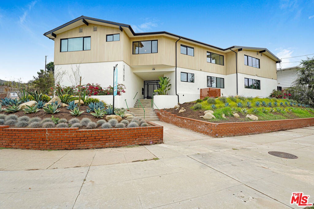 16185 W Sunset Blvd 7 — photo
