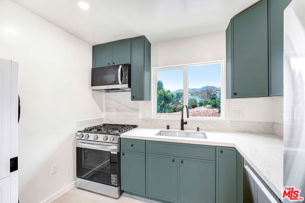 16185 W Sunset Blvd 10 — photo