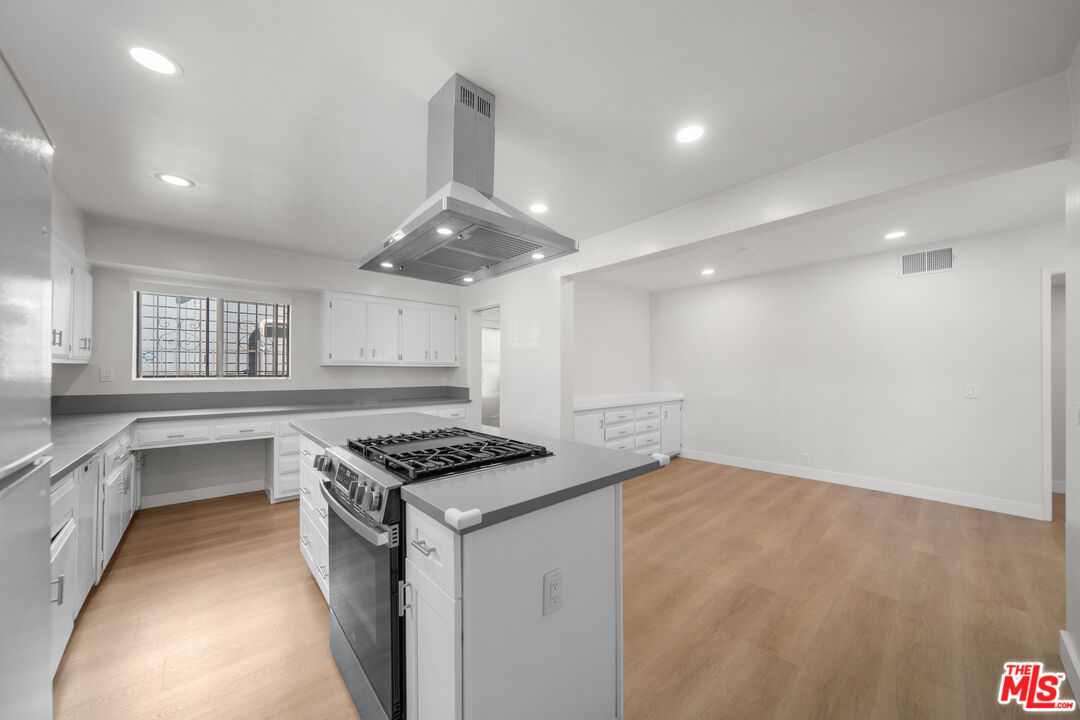 Home in Los Angeles, CA 90006 — photo 2