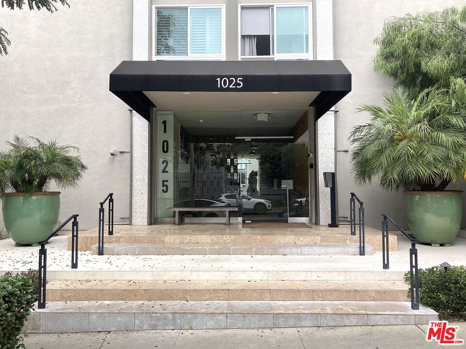 1025 N Kings Rd 313 — photo