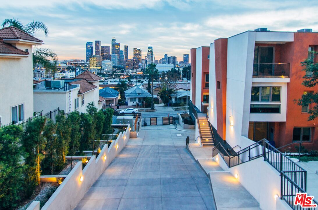 1015 Figueroa Ter 22 — photo
