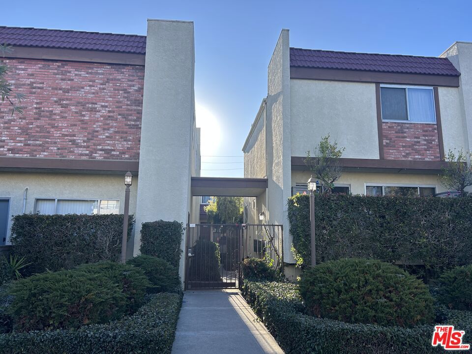 2452 Chelsea Place E — photo