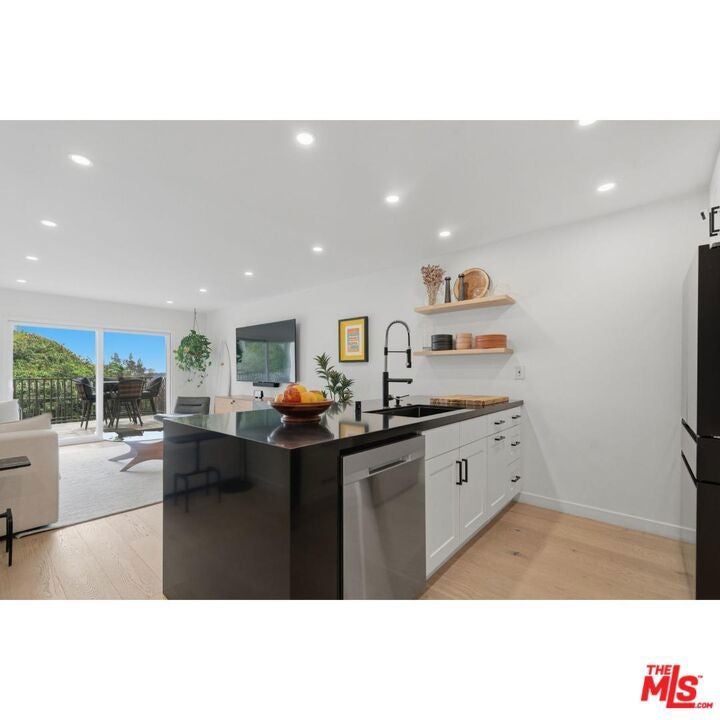 1230 Horn Avenue 305 — photo