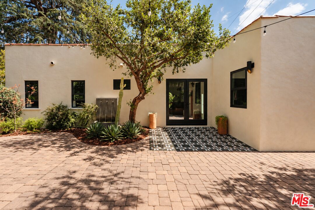 3221 Griffith Park Blvd — photo