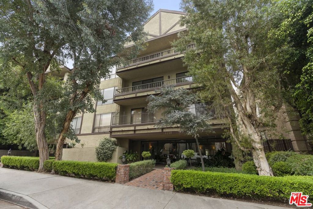 1210 N Kings Road 104 — photo