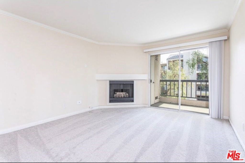 5530 Owensmouth Avenue 219 — photo
