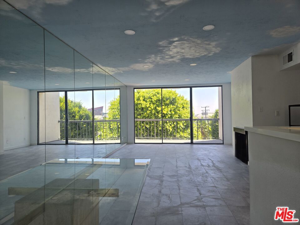 8535 W West Knoll Drive 301 — photo