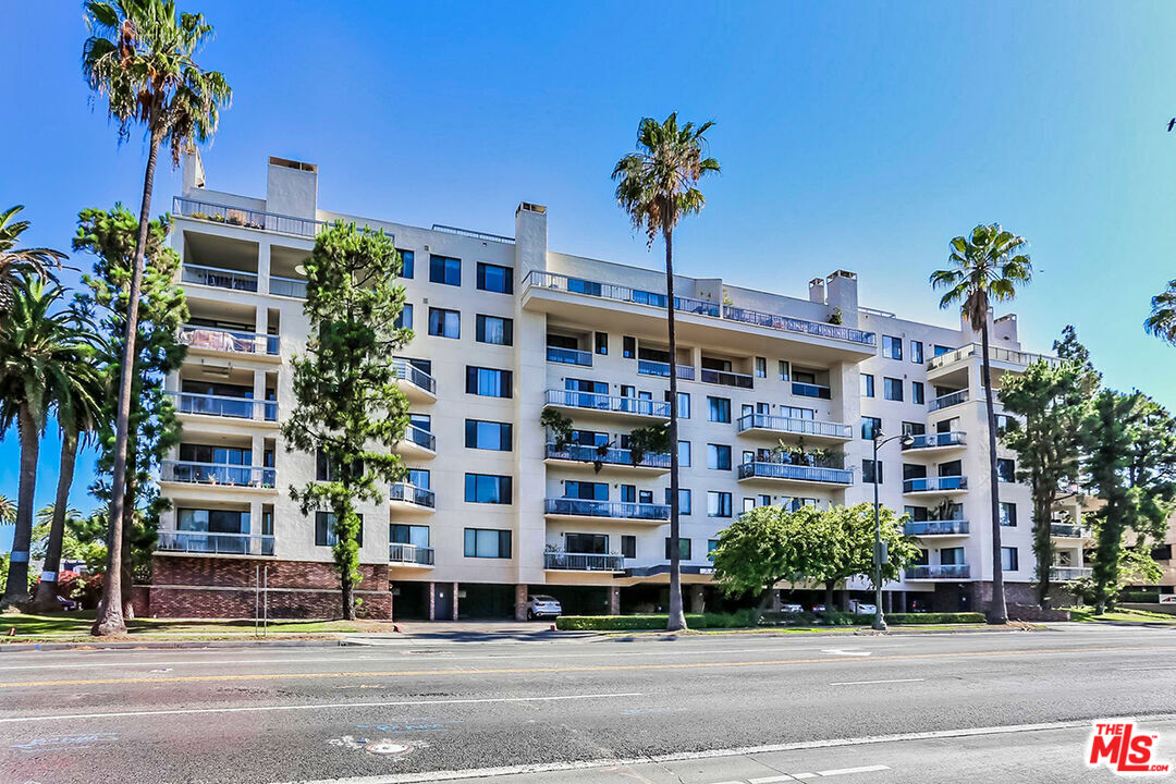 4460 Wilshire Blvd 701 — photo
