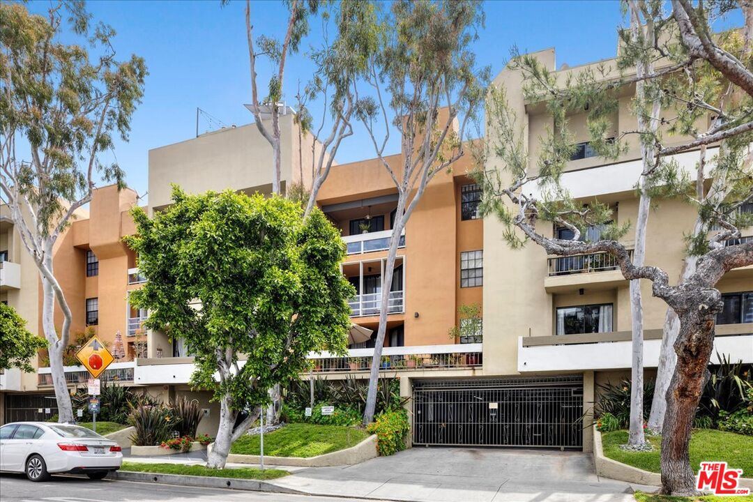 740 N Kings Rd 114 — photo