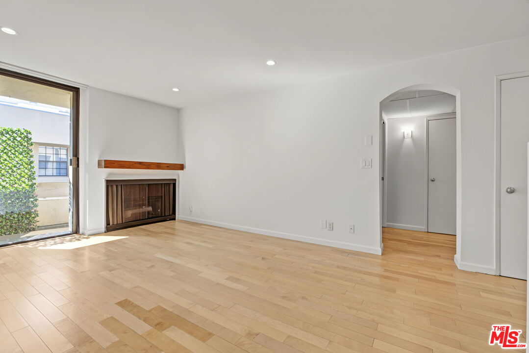 740 N Kings Rd 314 — photo