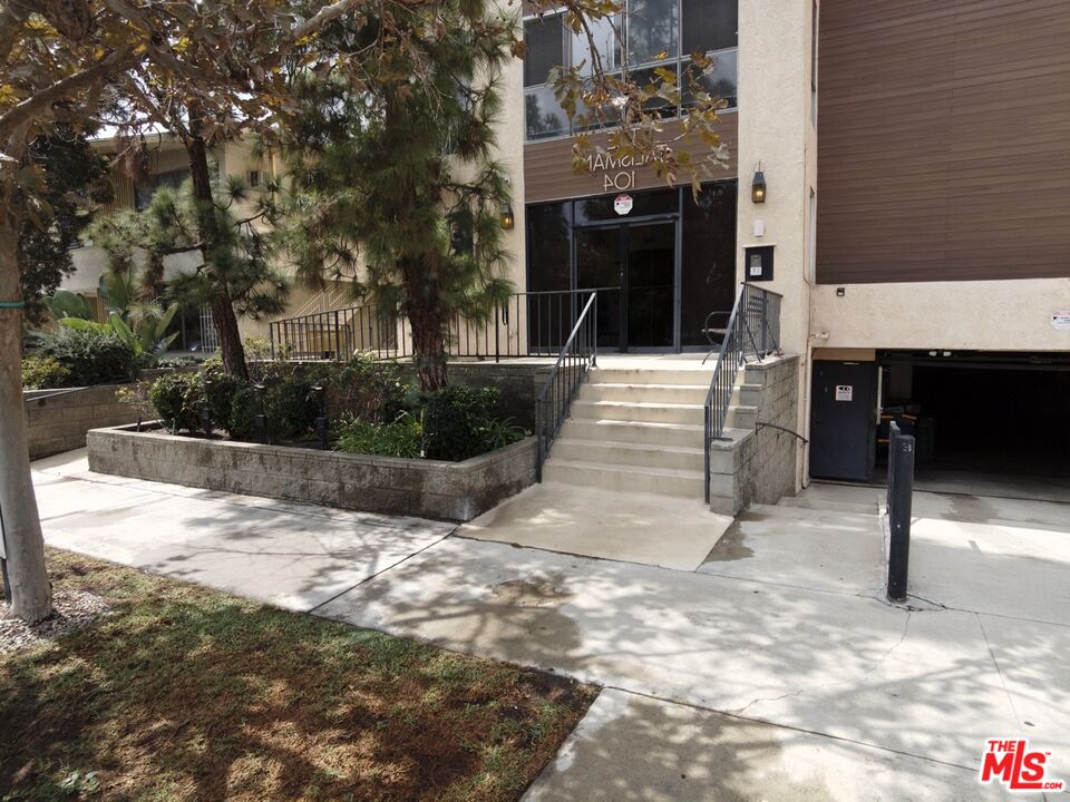 104 S Hayworth Ave 103 — photo