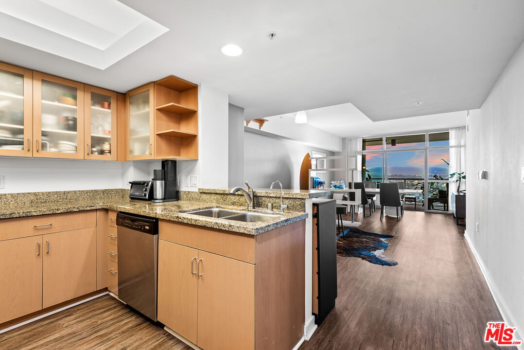13700 Marina Pointe Dr 1520 — photo