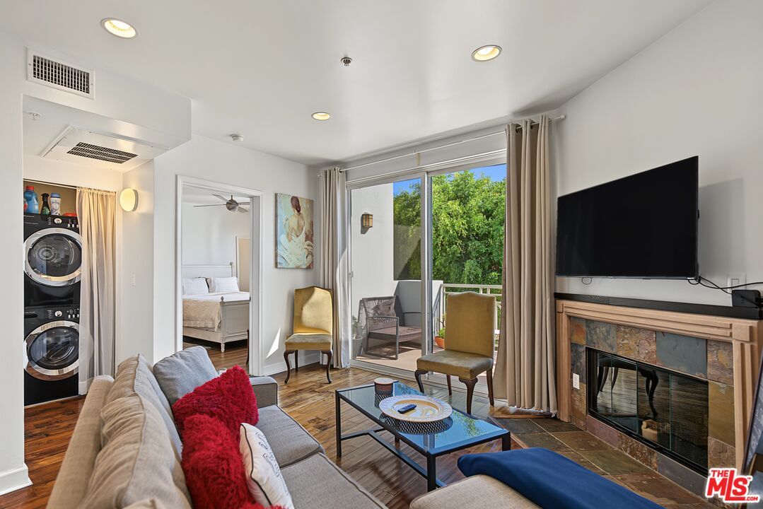6038 Carlton Way 305 — photo
