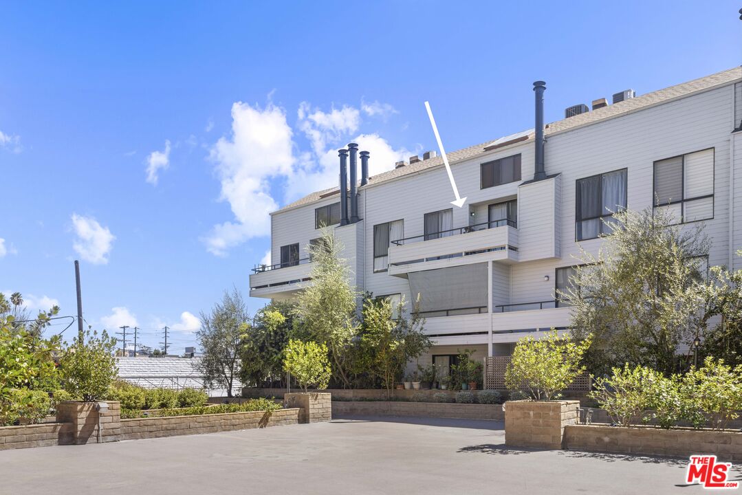 13331 Moorpark St 318 — photo