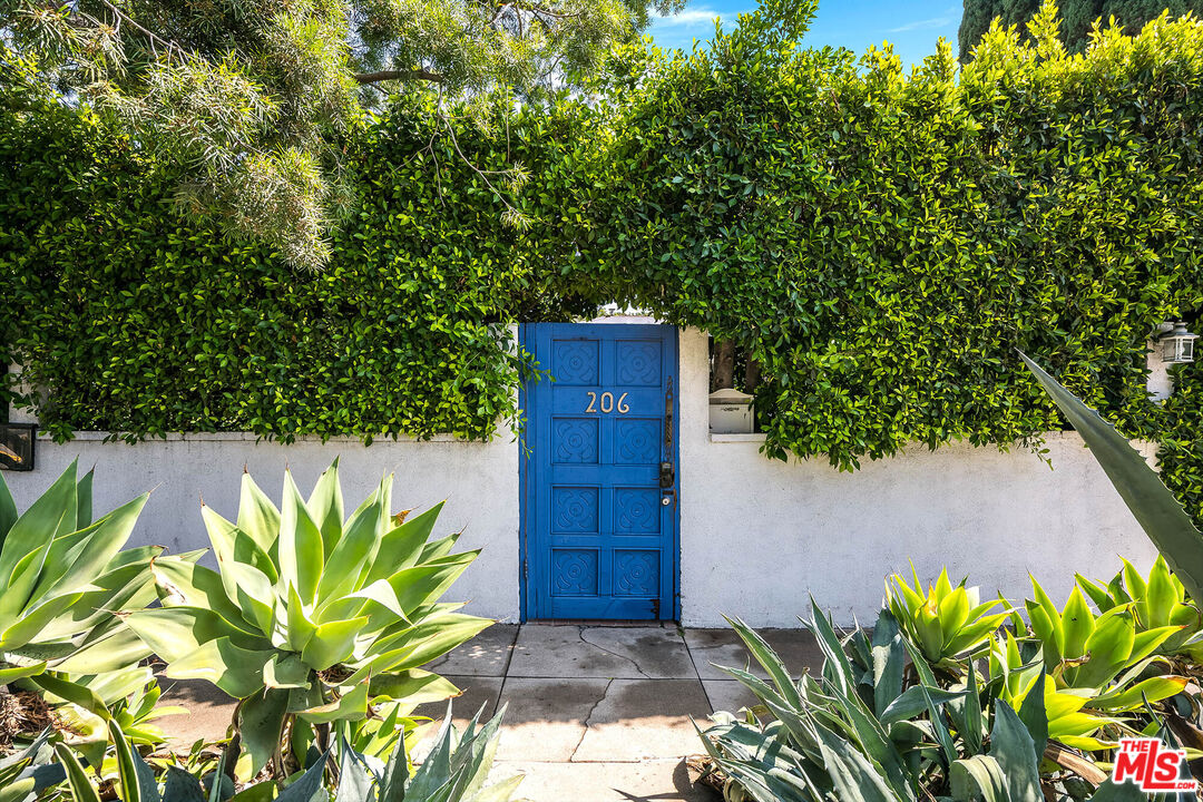 206 N Wilton Pl — photo