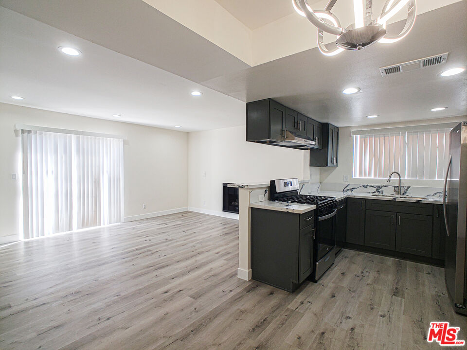 17200 Roscoe Blvd D — photo