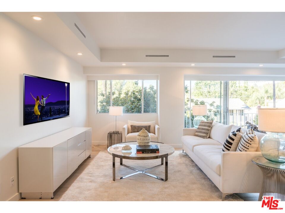 838 N Doheny Dr Unit 302 — photo