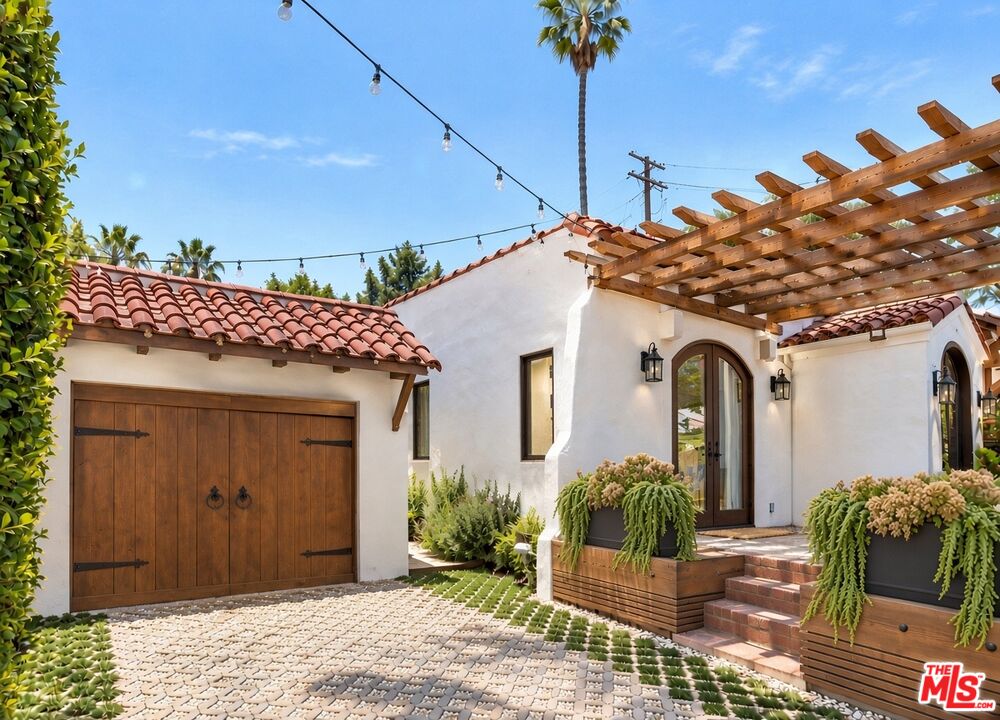8015 Rosewood Ave — photo